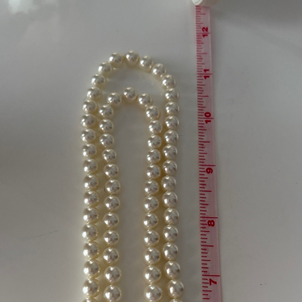 Elegant Pearl Necklace with Black and Gold Accent - Picture 7 of 8